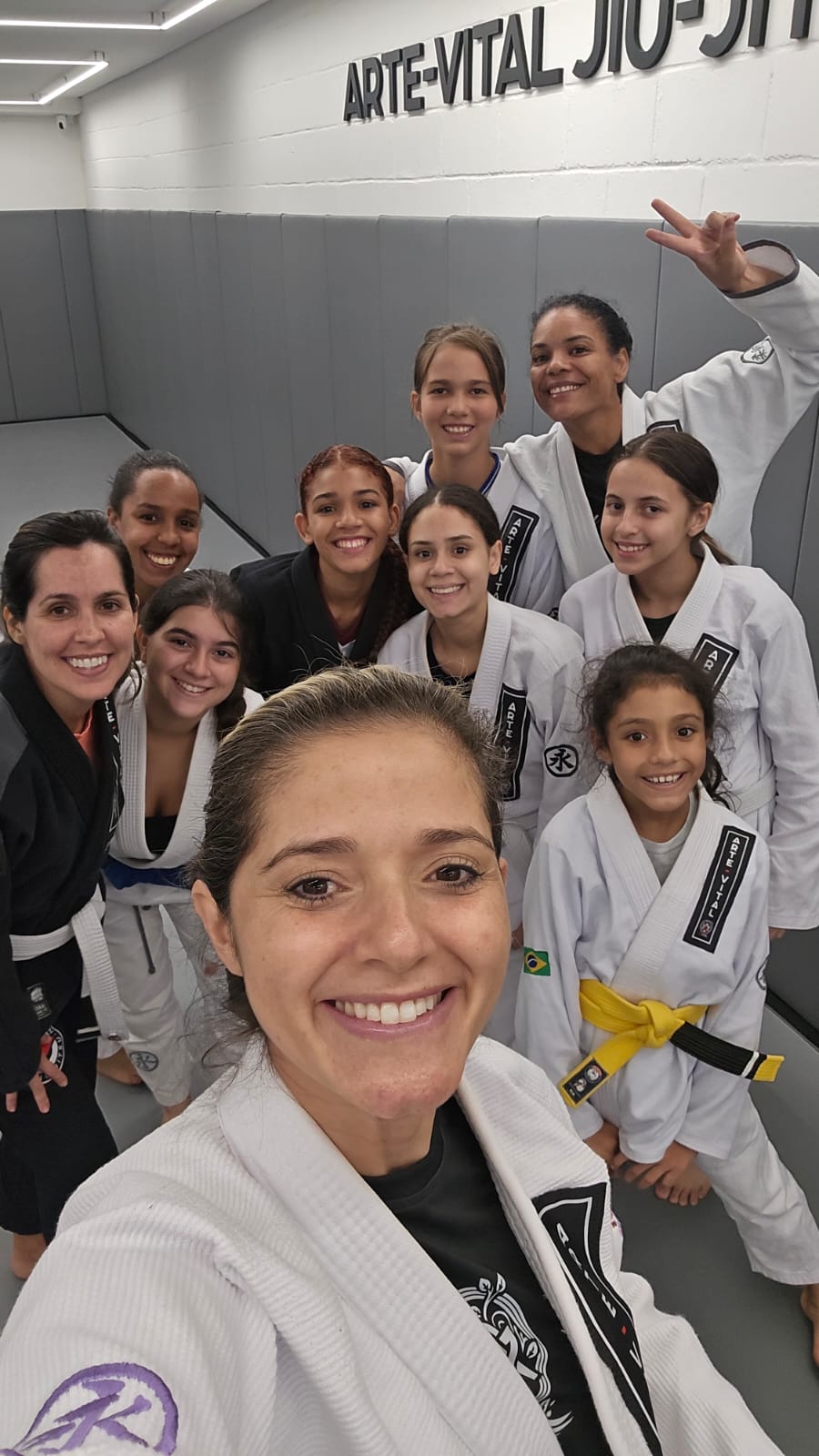 Turma de mulheres e meninas da Arte Vital Jiu-Jitsu