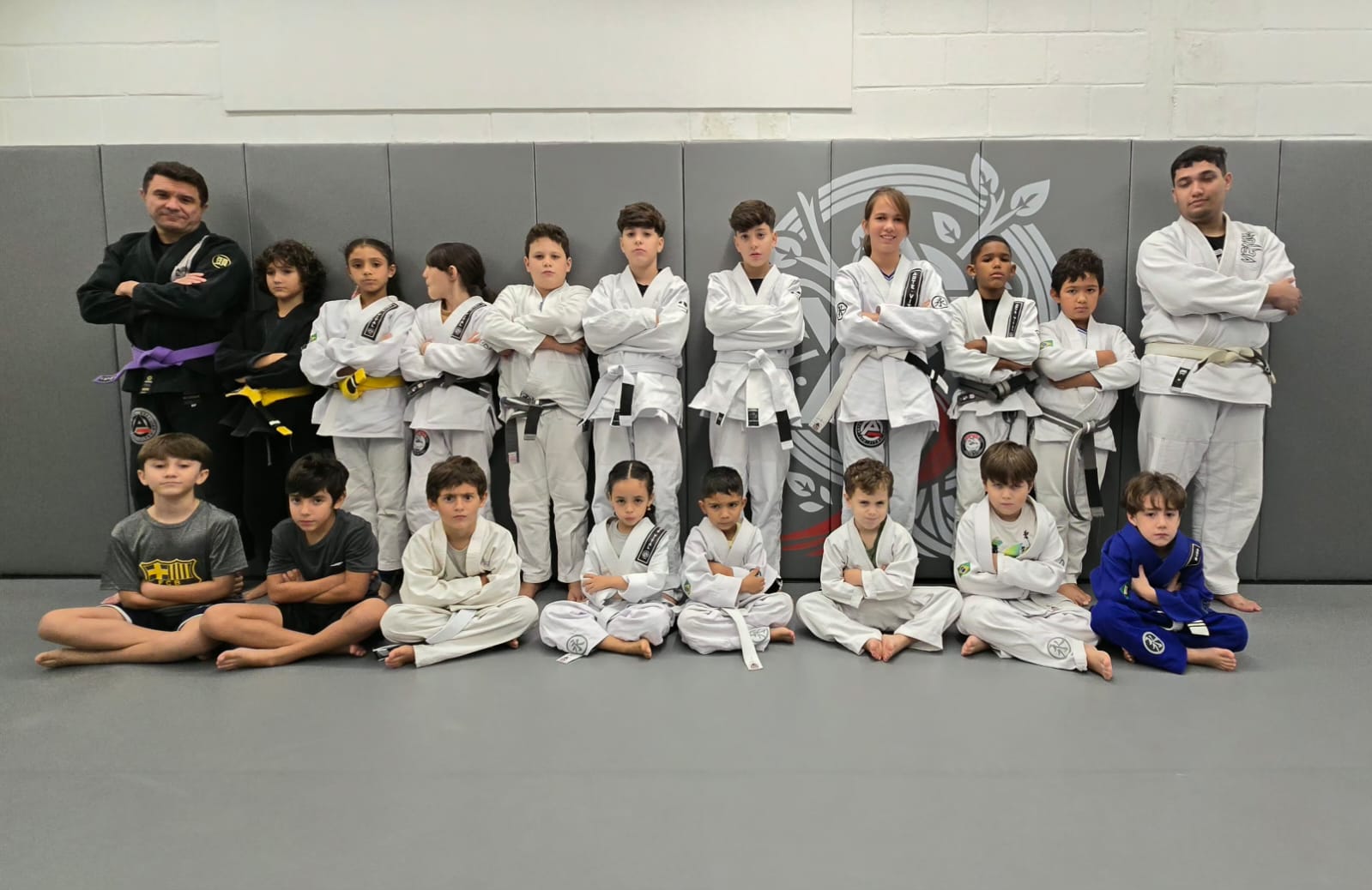 Turma de crianças e adultos na academia