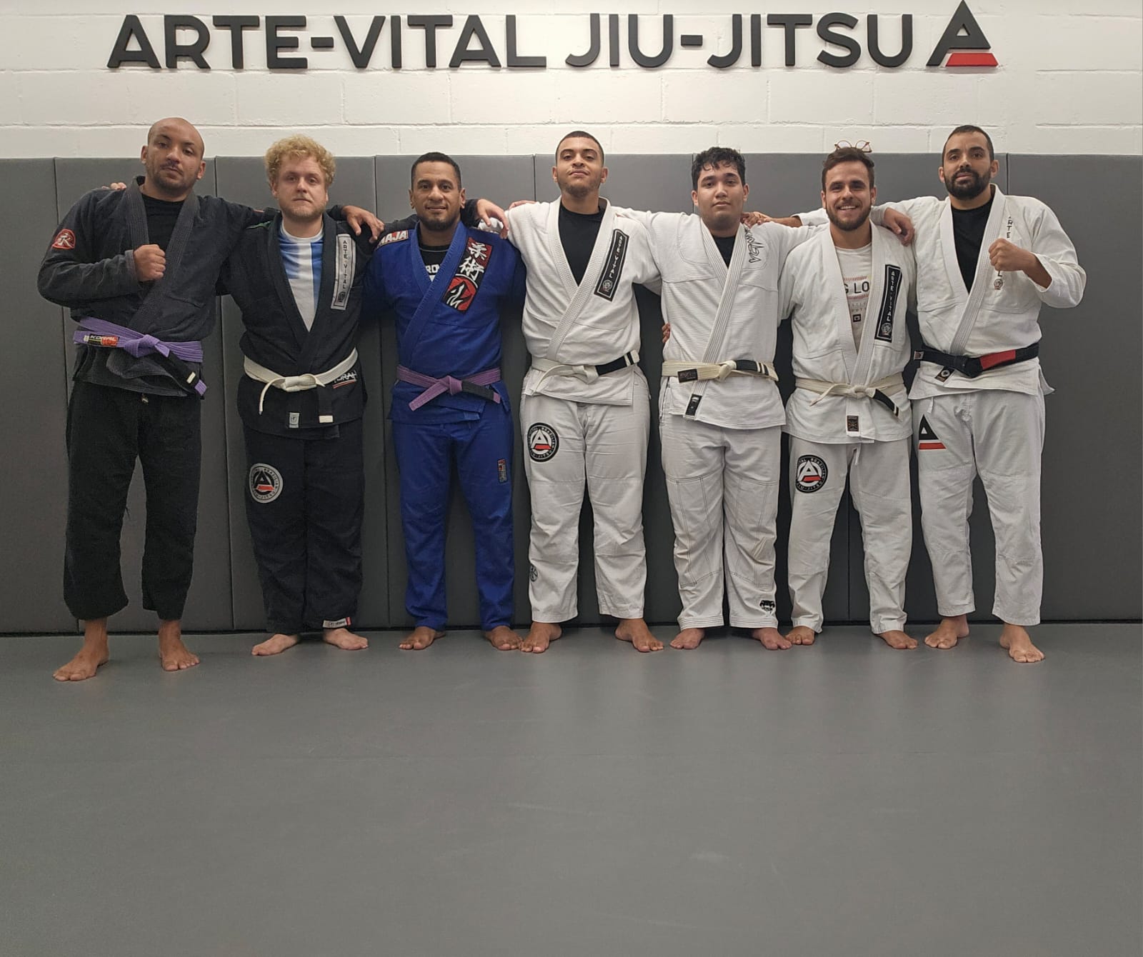 Praticantes no dojo Arte Vital