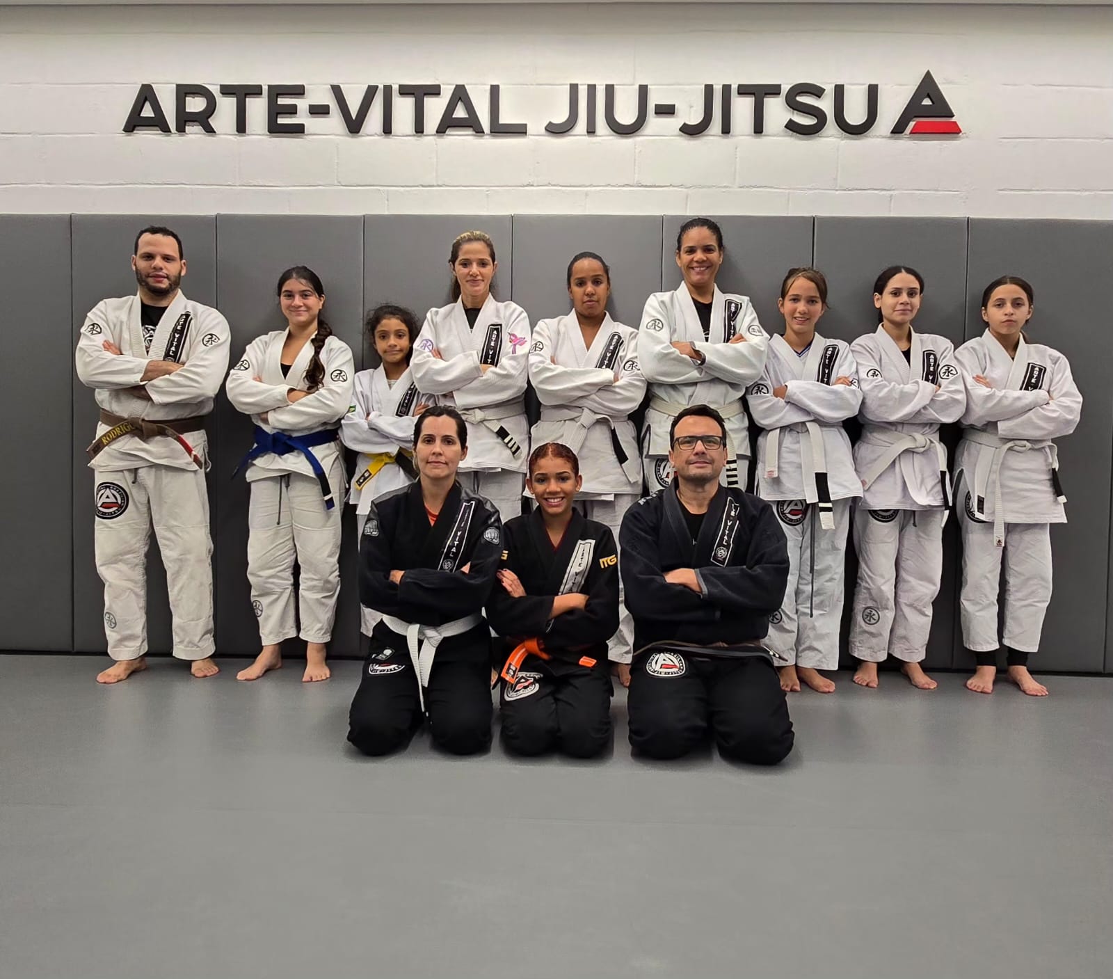 Turma da Arte Vital com faixas coloridas